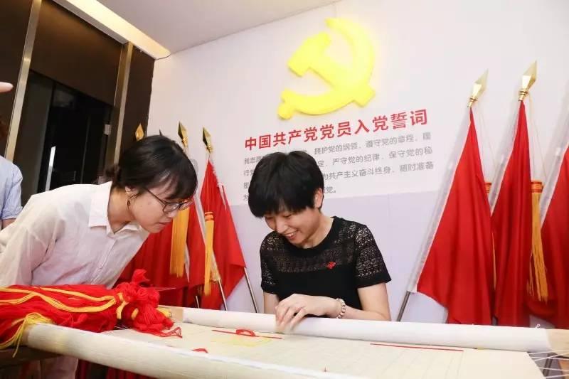 上海杨浦大桥惊现保时捷巨人手机 荣耀:后期合成广告创意