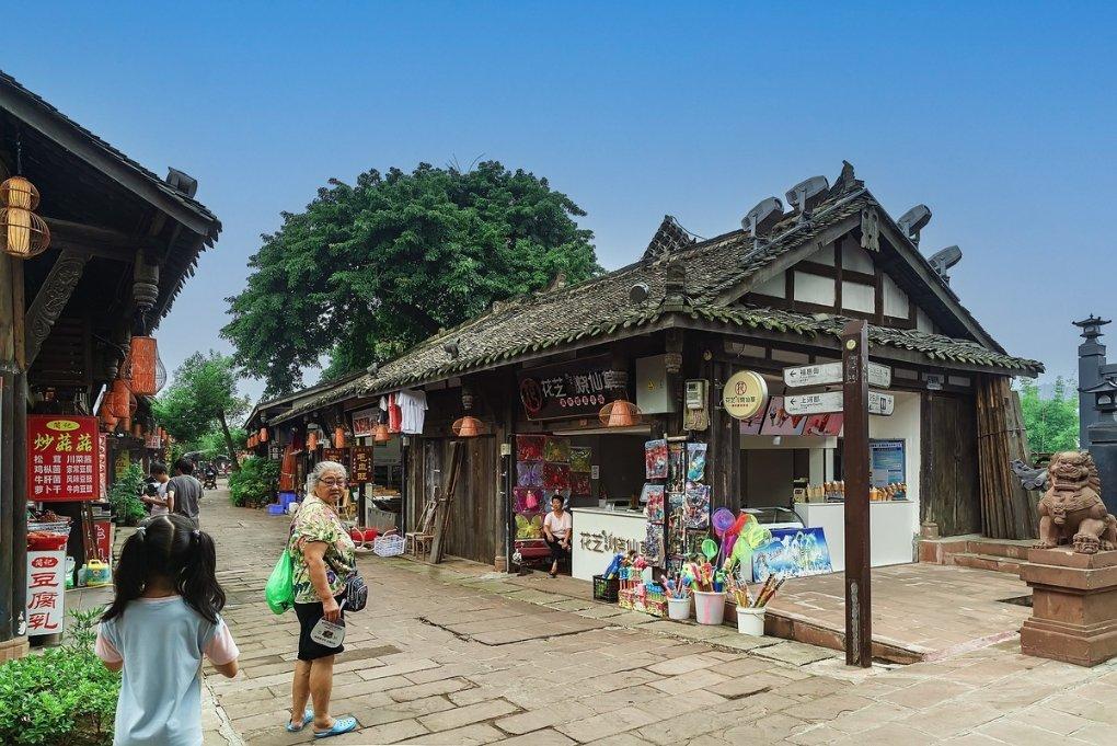 武汉东西湖走马岭街举办年货节，超35家本土食品企业参展，展会持续至24日
